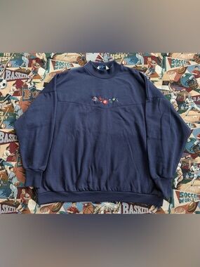 Vintage 90s Women’s Two Twenty Navy Blue Floral Sweatshirt